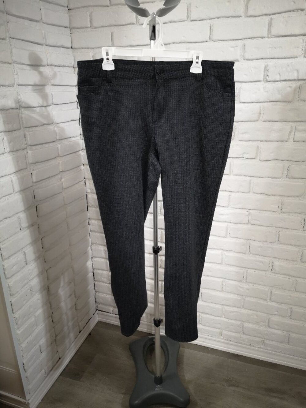 Karl Lagerfeld Ladies Size 16 Grey Plaid Zipper & Button Closure Taper Leg Pants
